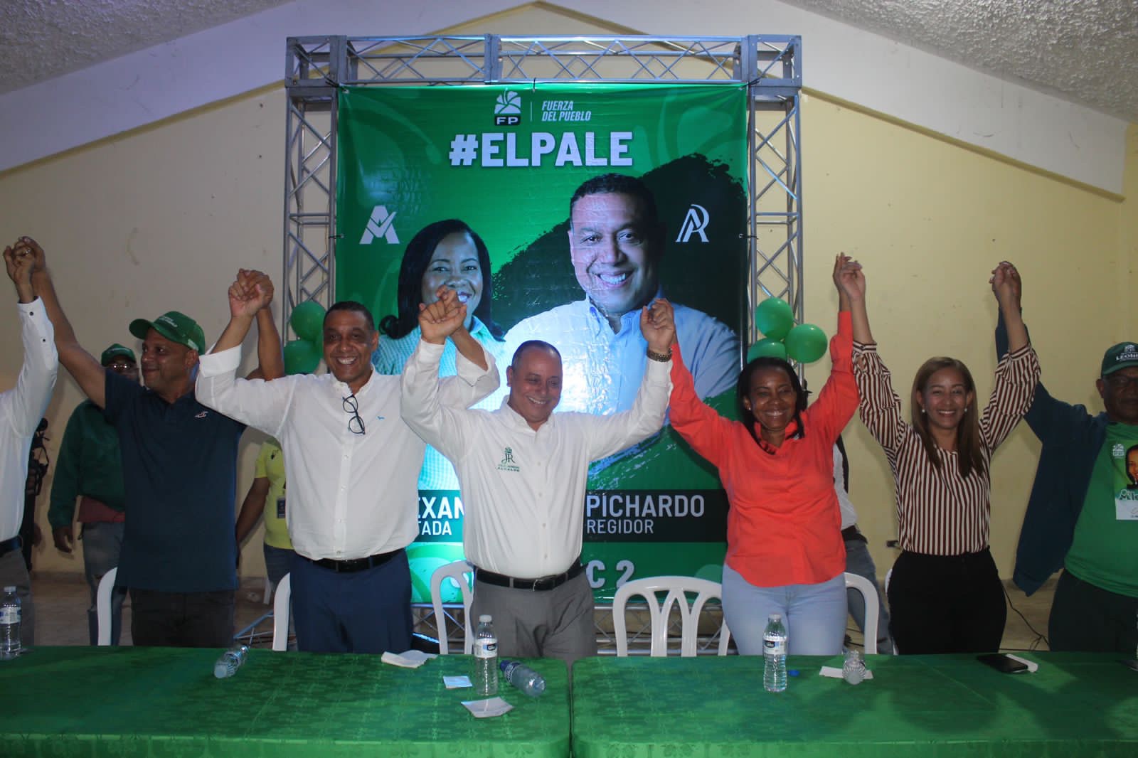 Alexandra Peña recibe el respaldo del exregidor Alfredo Pichardo y su equipo.