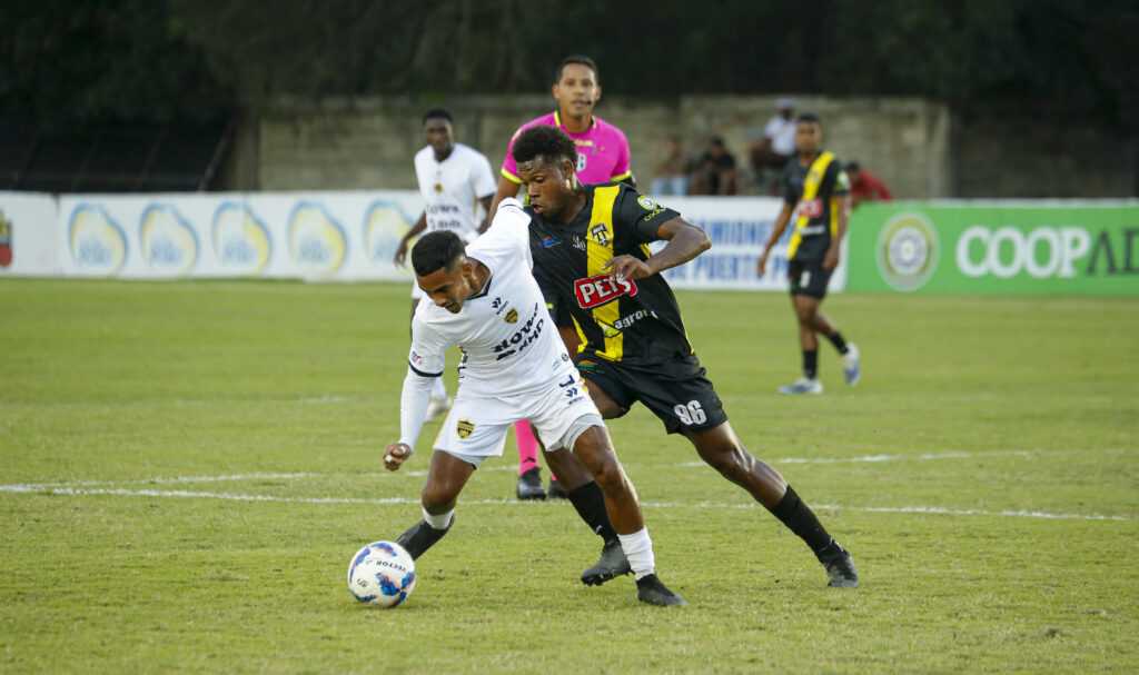 Samuel Perez MOCA FC en acción defensiva ante un atacante de Pantoja