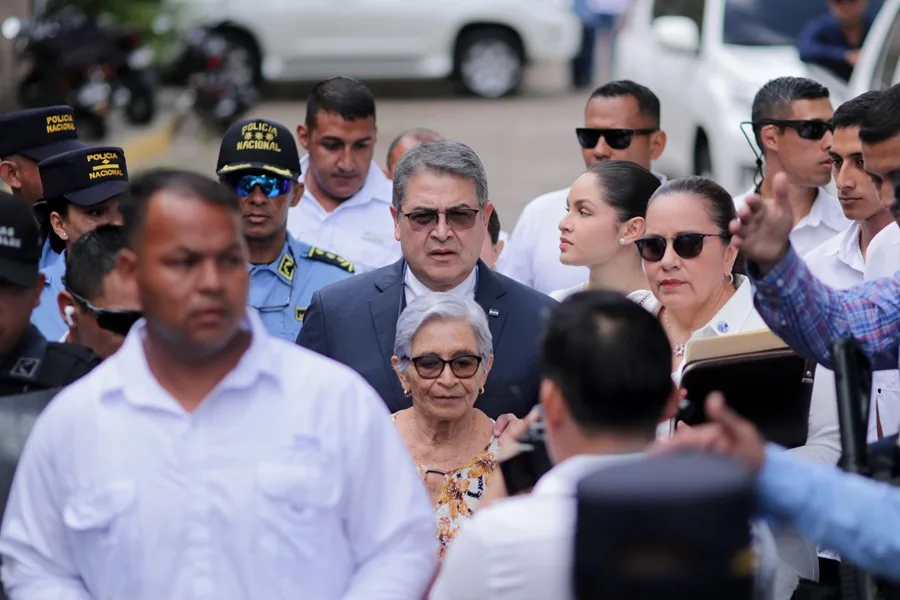 Expresidente de Honduras Orlando Hernández se declara en "indefensión" al comparecer ante un juez por lavado de activos