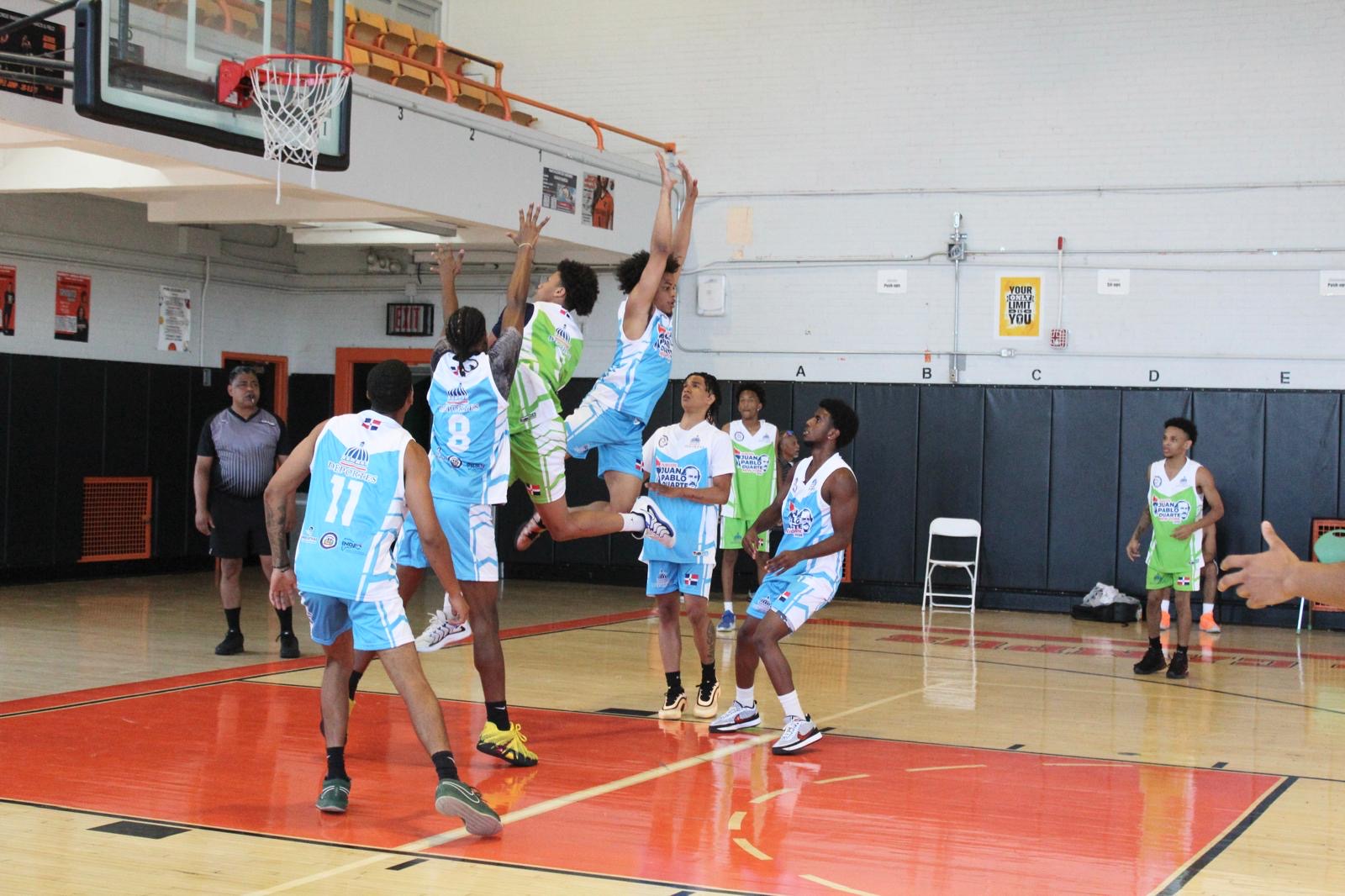 Manhattan y New Jersey salen victoriosos en el inicio del baloncesto U 6 de los II Juegos Juan Pablo Duarte