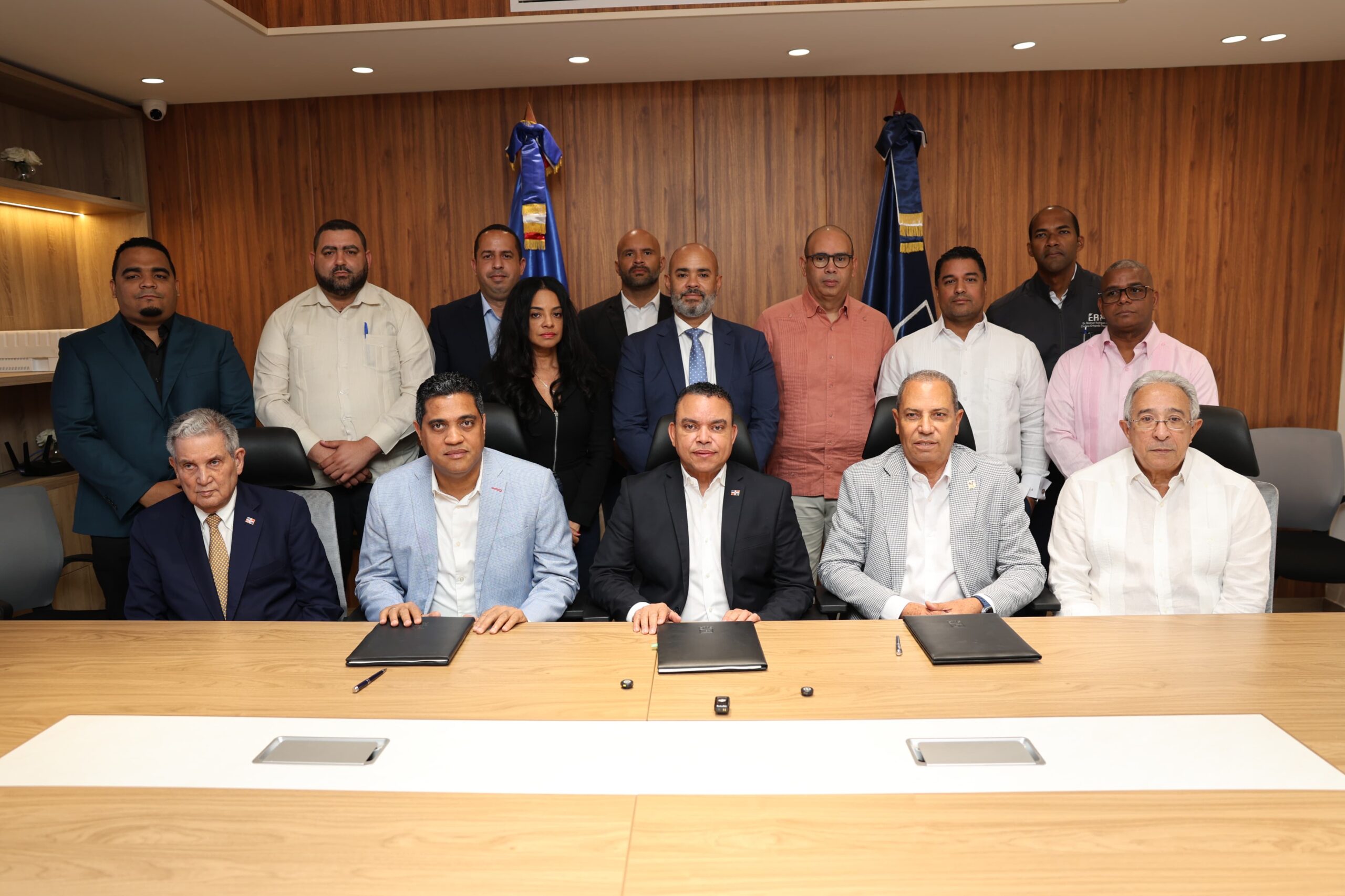 SNS, Deportes y Comité Olímpico acuerdan fortalecer atención de salud de los atletas
