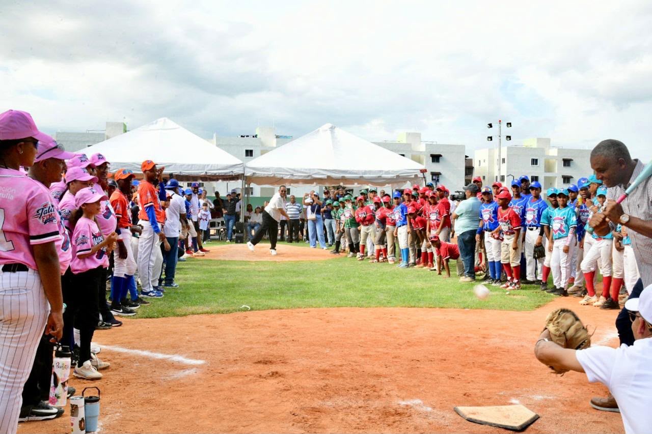 Fundación Macarrulla rinde homenaje a referentes del deporte dominicano en apertura de la Copa Macarrulla 2026