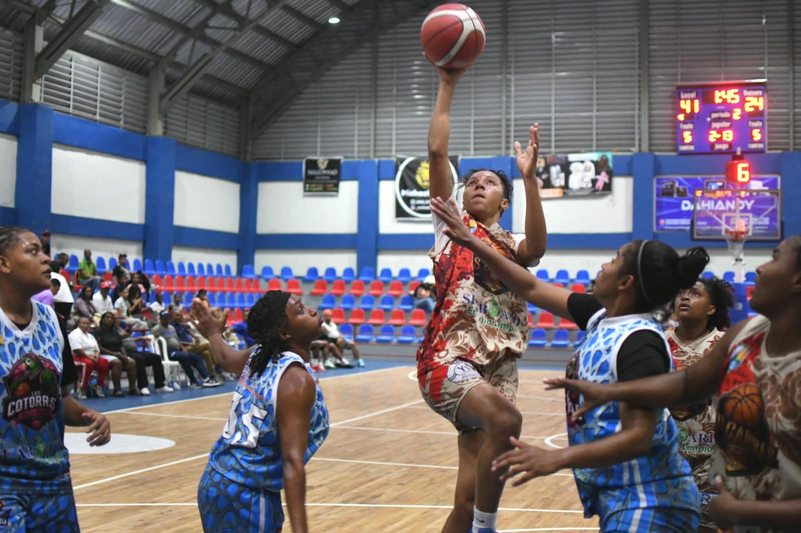 Caribes triunfan ante Cotorras en inicio semifinal en el TBS Femenino Santo Domingo