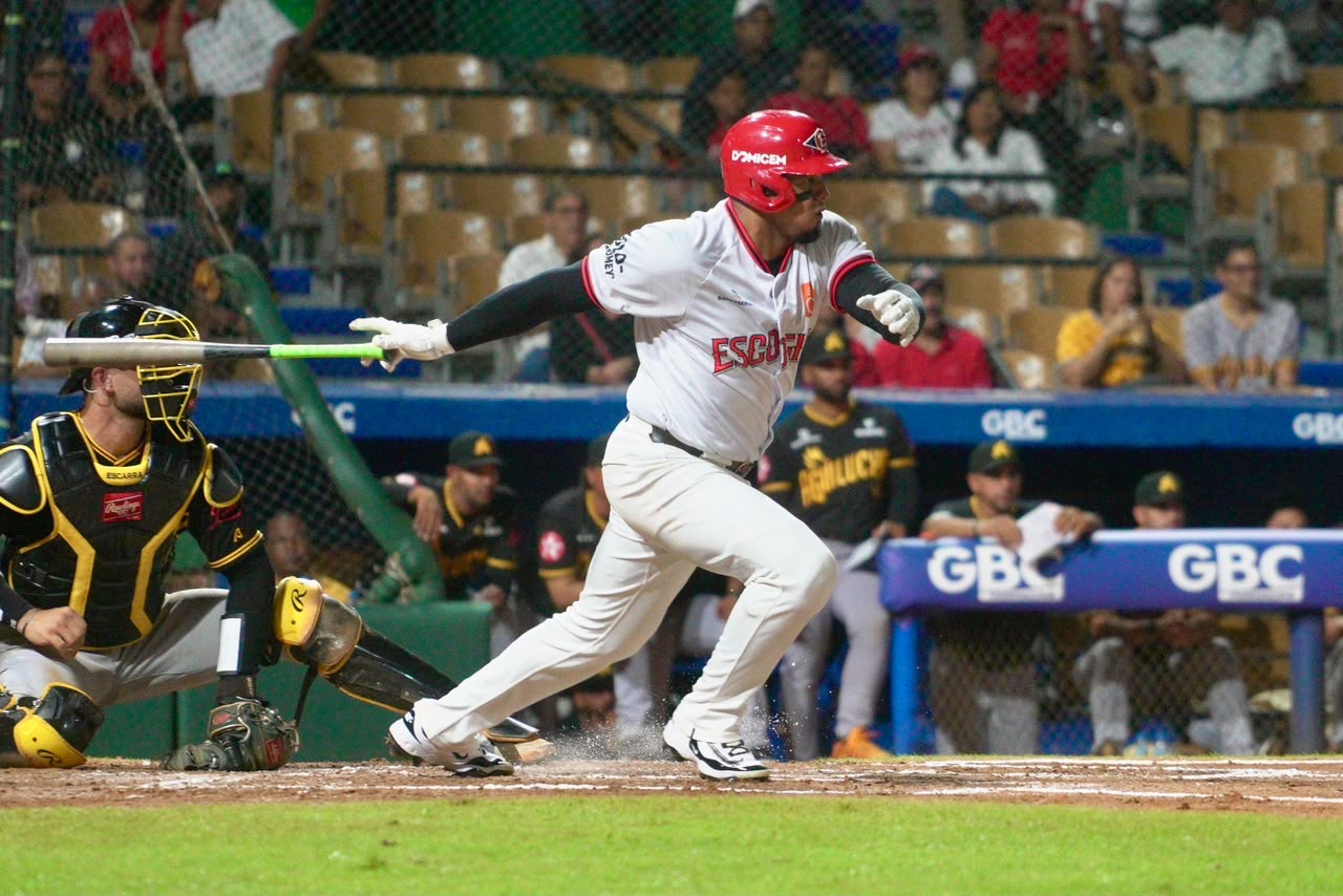 Guzmán y Hernández destacan enfoque rojo en victoria contra Águilas