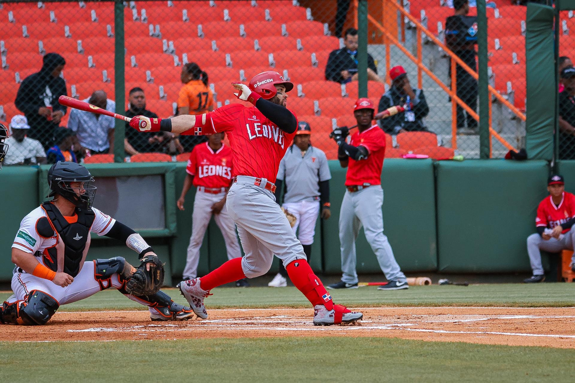 Leones hilvanan tercera victoria en fiesta de palos en el Micheli